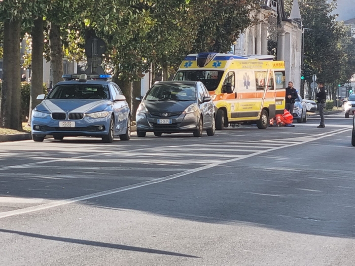 Donna sullo scooter tampona un'auto: in ospedale con prognosi di 40 giorni