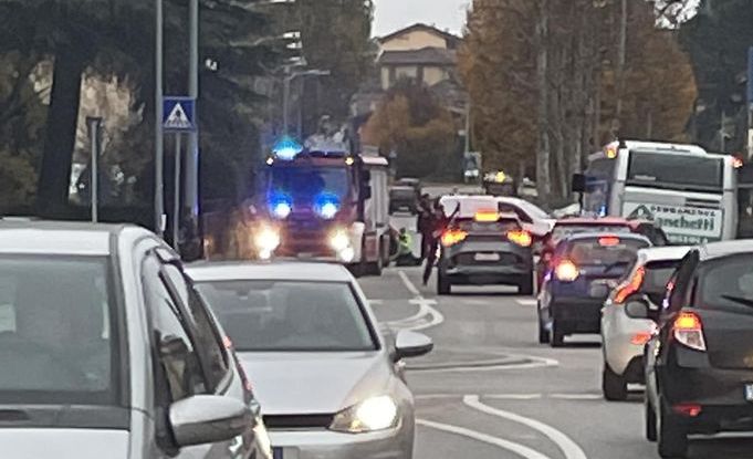Malore alla guida, si schianta su un muro, grave 50enne