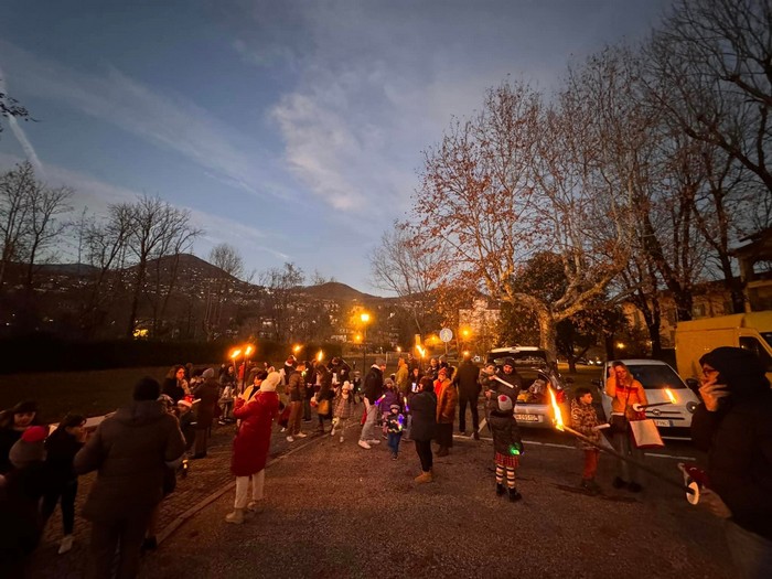 La fiaccolata di Natale del Quartiere Est (foto)