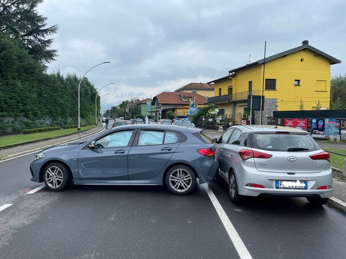 Carambola uscendo dal parcheggio: un ferito