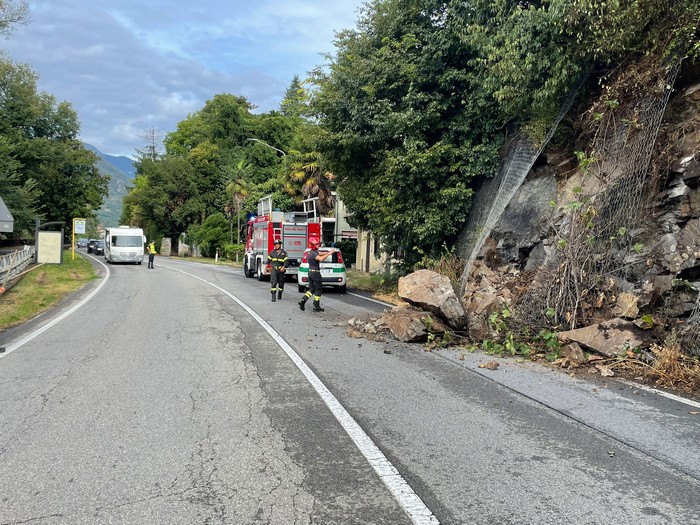 Distacco di massi sulla ss34 a Suna: senso unico alternato