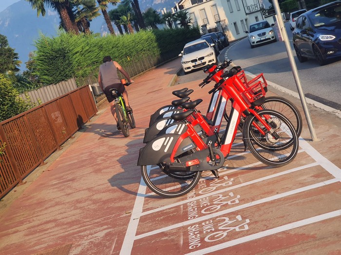 La postazione dell’e-bike sharing si “mangia” mezza ciclabile