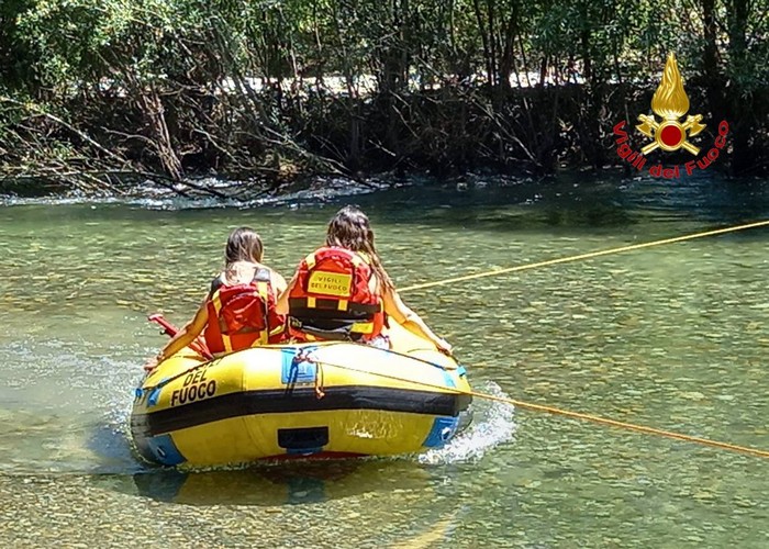 Quattro ventenni bloccati su un isolotto del Ticino salvati dai vigili del fuoco