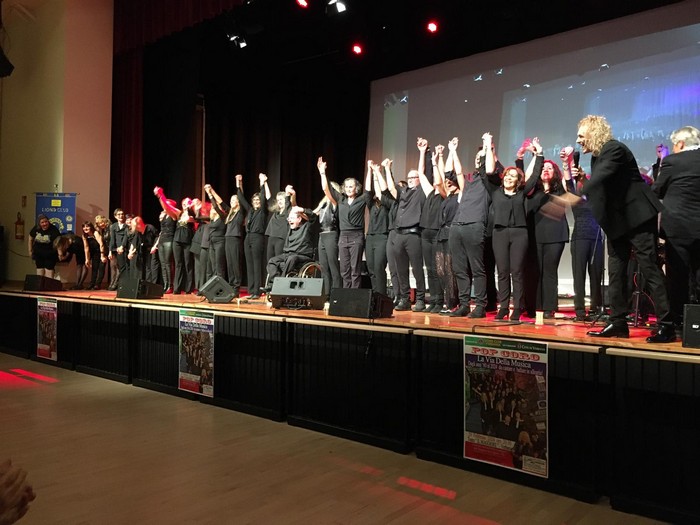 Lions e Pop coro fanno il pieno di musica e solidarietà (foto)