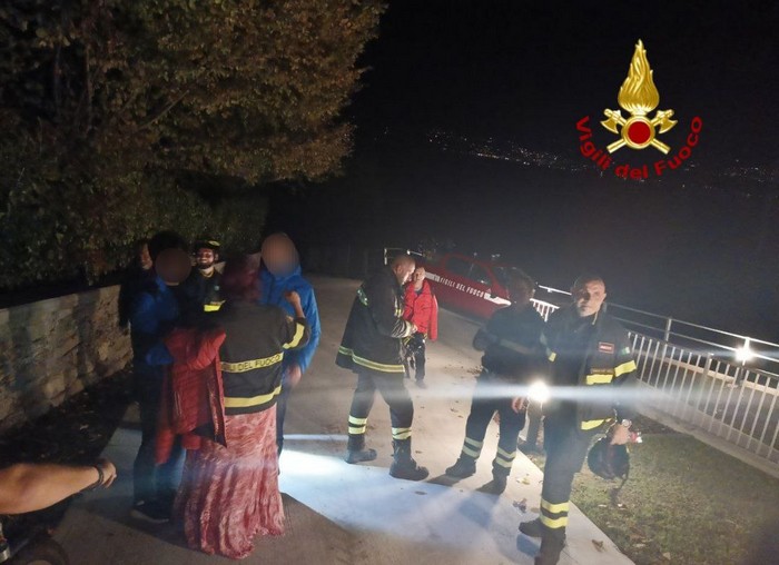 Escursionista si perde al buio nei boschi, salvata dai vigili del fuoco