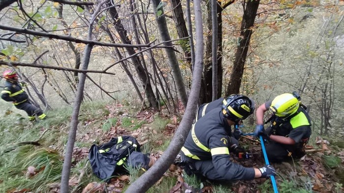 Scivola sul sentiero e si infortuna nel bosco