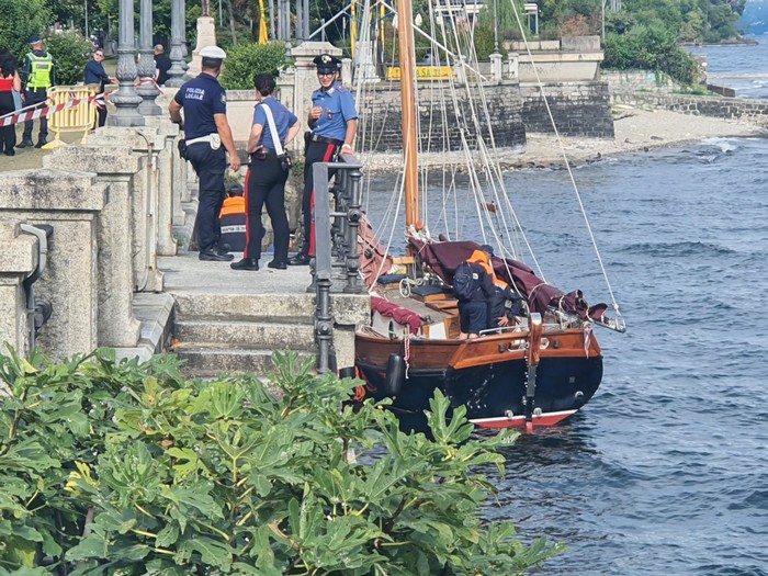 Malore in barca a vela, accosta al lungolago e muore