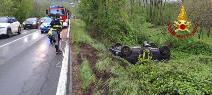 Auto cappottata fuori strada a Bieno