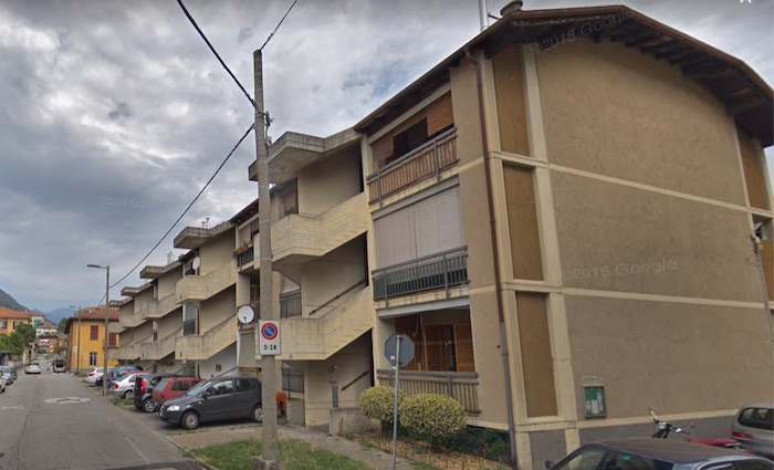 Si rompe la condotta fognaria: i residenti denunciano l'incuria delle case popolari della Sassonia
