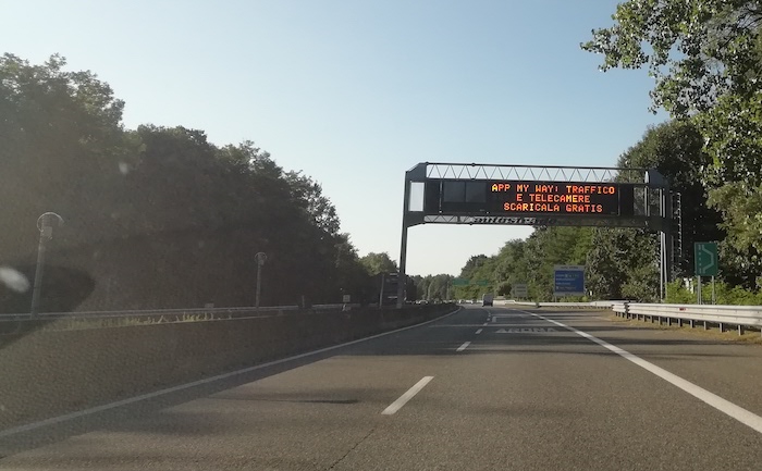 Incidente in galleria sulla A26, 4 vetture coinvolte, lunghe code