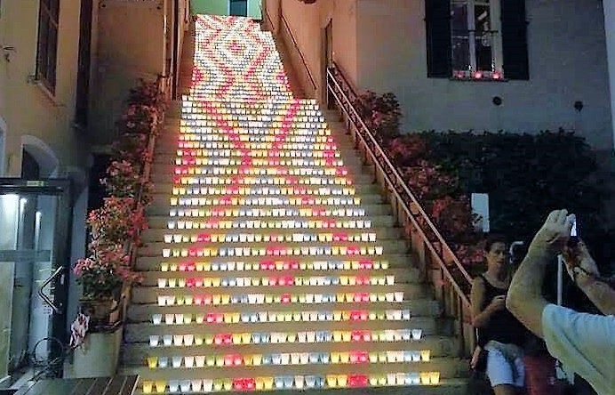 Belgirate: il fascino dello scalone Cairoli illuminato. Cinquemila lumini nelle acque del lago