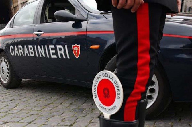 Chiede un sussidio e dopo il “no” aggredisce sindaco e assistenti sociali: arrestato