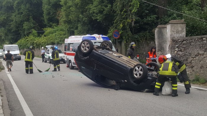 Auto ribaltata sulla statale: guidatore lievemente ferito, strada chiusa (foto e video)