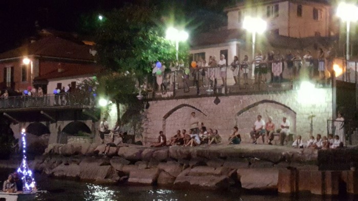 Ghiffa, la processione della patronale è sul lago tra barche e fuochi d’artificio (foto e video)