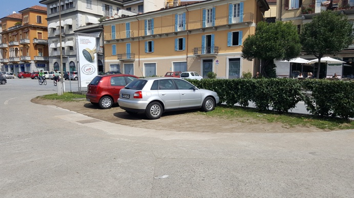 Il prato del lungolago diventa parcheggio abusivo