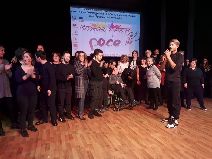 Attori e cantanti: i ragazzi di AffDown recitano anche per il nuovo pulmino (foto)
