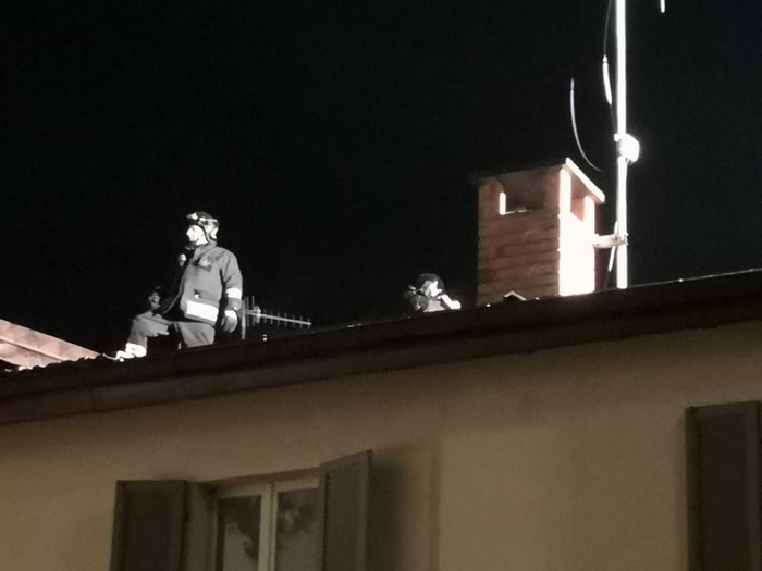 Fiamme in un sottotetto nel centro di Pallanza (foto)