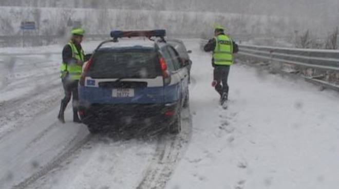 Neve e incidenti, 5 sinistri in 9 ore sull’A26: quattro nella stessa galleria di Stresa