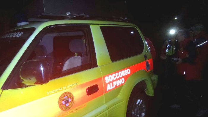 La strada ghiacciata blocca l’ambulanza, donna incinta recuperata dal Soccorso alpino