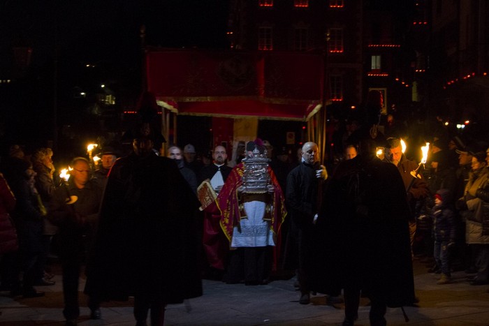 Con la processione dei Lumineri rivive il miracolo della Sacra Costa