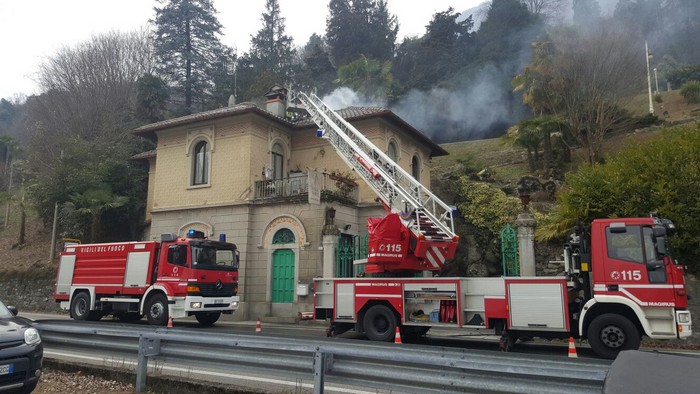A fuoco il tetto della portineria di Villa Volpi (foto e video)
