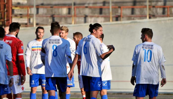 Un buon Verbania non basta: la Caronnese passa al “Pedroli”. Biancocerchiati terzulimi