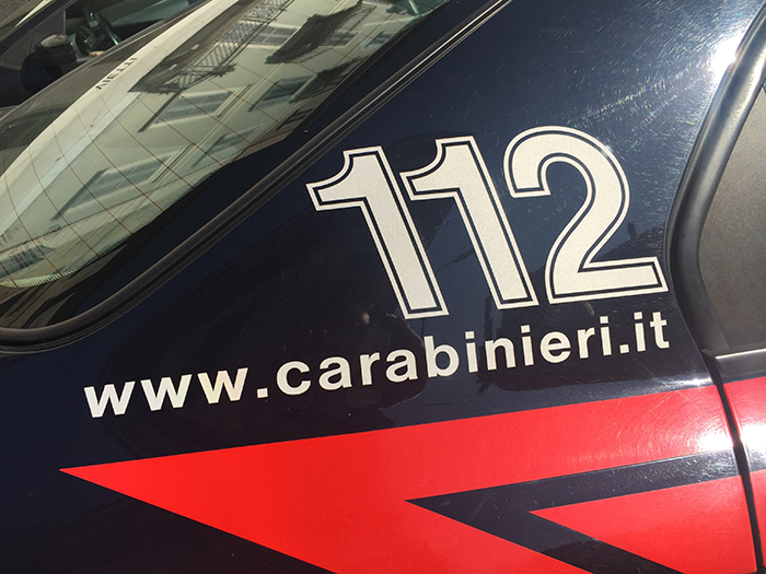 Esce dal bar e non trova l’auto, chiama il 112 e finisce nei guai