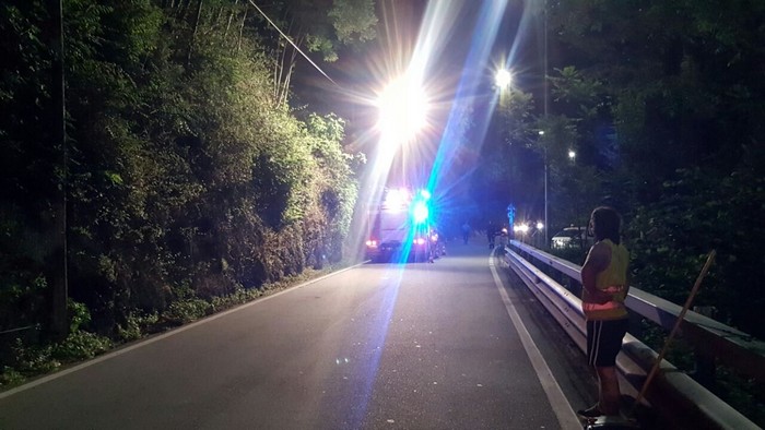Sassi sulla strada a Cannero: statale 34 sotto controllo (foto e video)