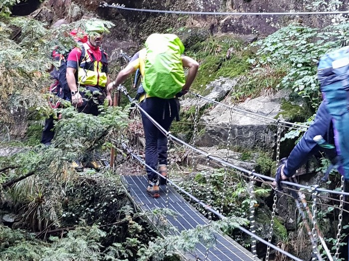 Escursionista tedesca cade sul sentiero, recuperata con l’elicottero (foto)