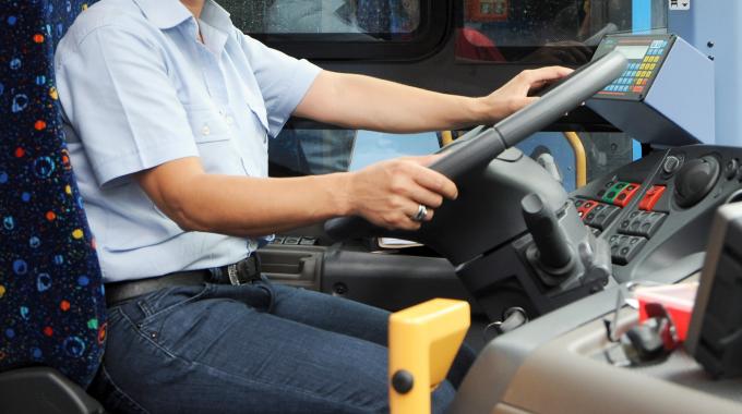 Lite per il biglietto sul bus, passeggero dà un pugno e spacca il naso all’autista