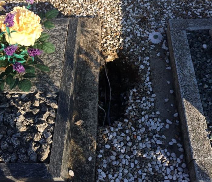 Cede il terreno attorno alle tombe del cimitero (foto)
