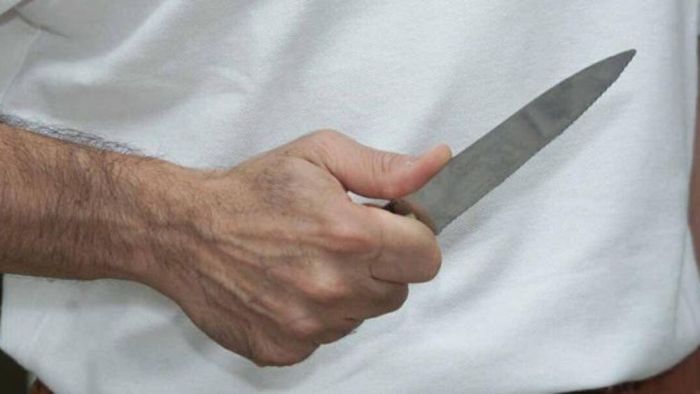 Entra in casa di una conoscente armato di coltello: arrestato