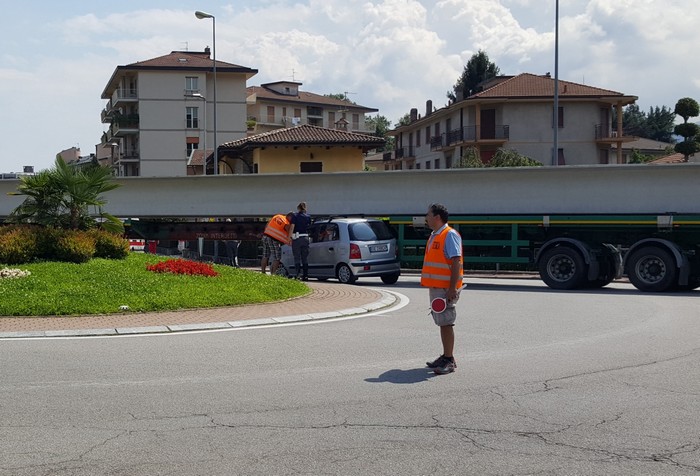 Pensionato finisce con l’auto sotto il pianale di un trasporto eccezionale (foto)
