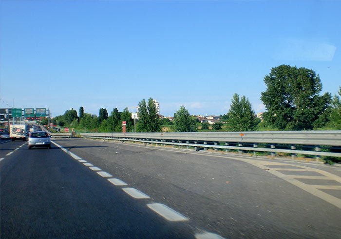 Ciclista avvistato in contromano sull’A26