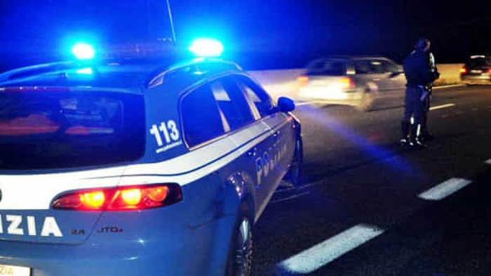Chiede alla Polstrada dov’è il “punto blu” e rifiuta il drugtest: via la patente