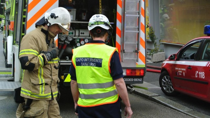 Fiamme all’alba nel condominio: una trentina d’evacuati, quattro intossicati