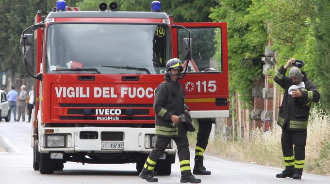 Frana sulla ss34: coinvolti un’auto e una moto, ci sono feriti. Strada chiusa