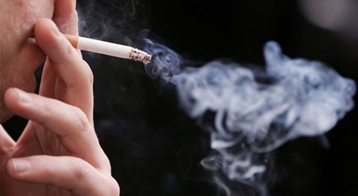 Niente “bionde” sui binari, anche il Ticino sperimenta il divieto di fumo in stazione