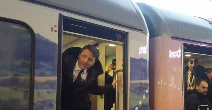 Renzi giù dal treno tra applausi e selfie. Ma nel Pd spiccano più gli assenti (foto e video)