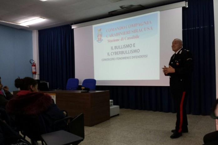 Carabinieri tra i banchi spiegano il cyberbullismo