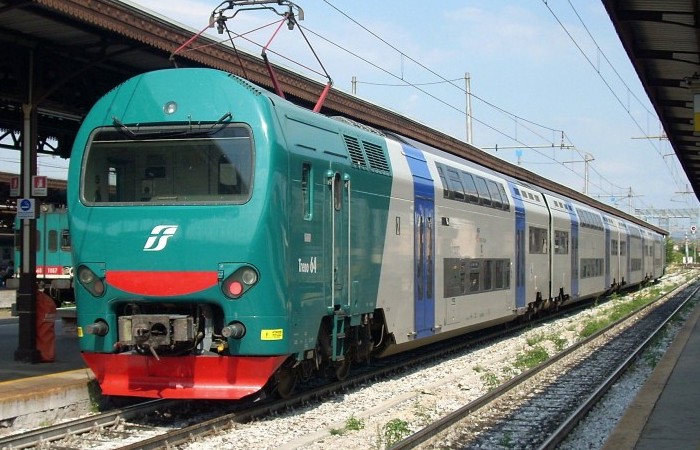 Sul treno dei pendolari senza biglietto inveisce contro capotreno e carabinieri