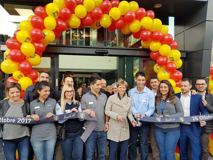 Folla, code e selfie: tutti al taglio del nastro della nuova Lidl (foto)