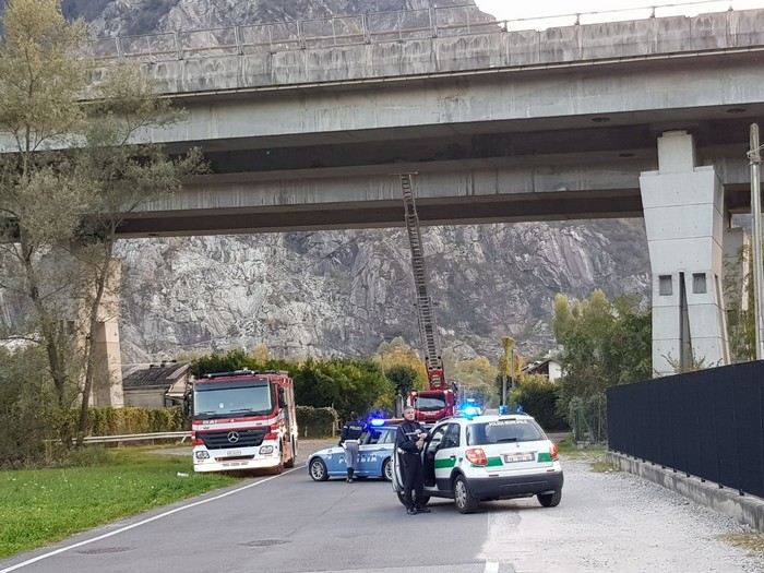Piovono calcinacci dall’A26 sulla strada del Pano Grande (foto)