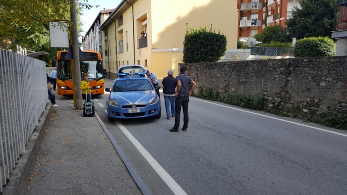 Quattordicenne investita sulle strisce fuori da scuola (foto)
