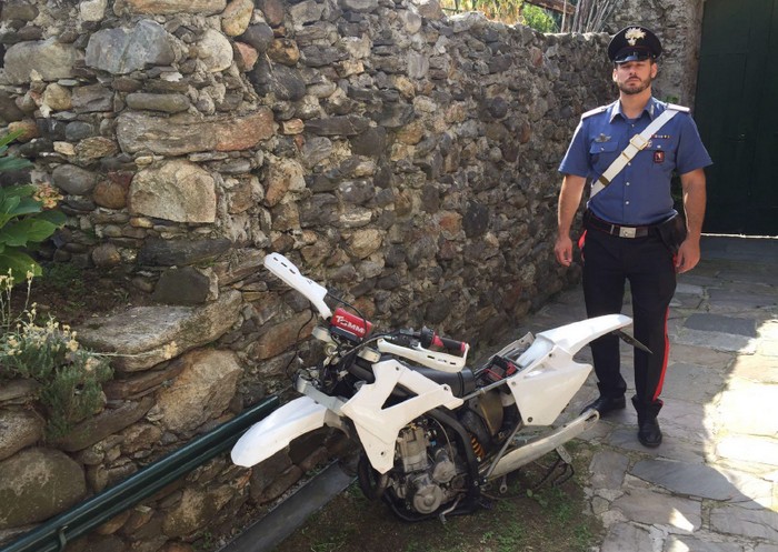 Vacanza con furto, quattro turisti tedeschi rubano la moto da un cortile