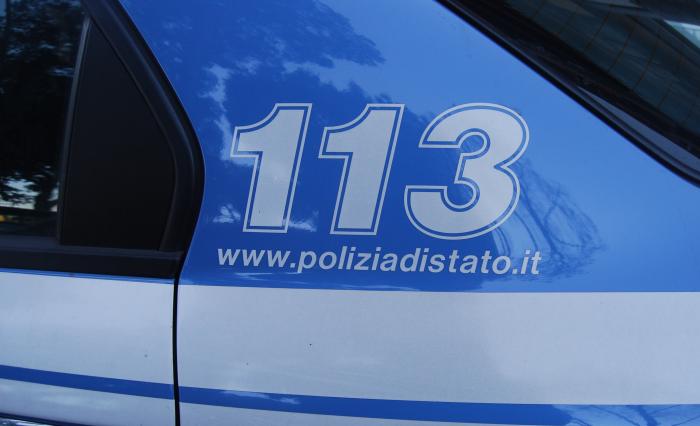 Evasione plateale: rientra a casa e parcheggia dietro la polizia