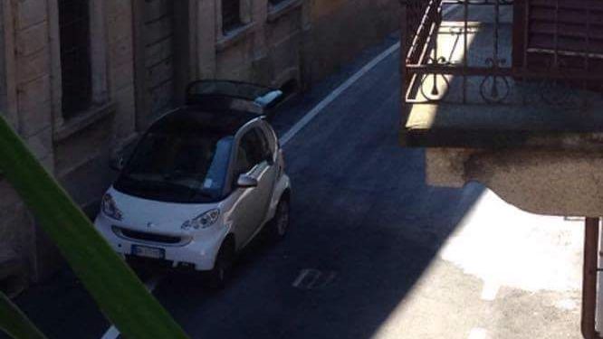 Il vandalo di via De Bonis è un minorenne: ha agito in stato di alterazione minacciando la polizia