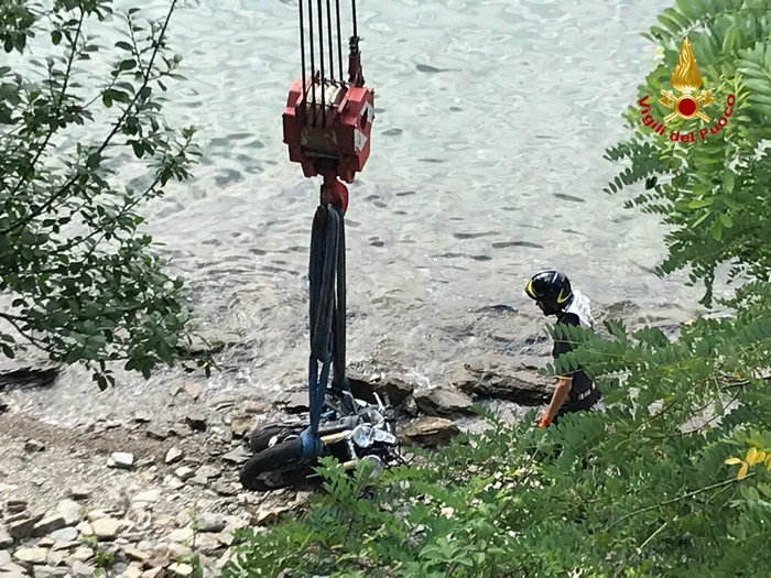 Motociclista svizzero si scontra con un’auto e la moto finisce nel lago (foto)