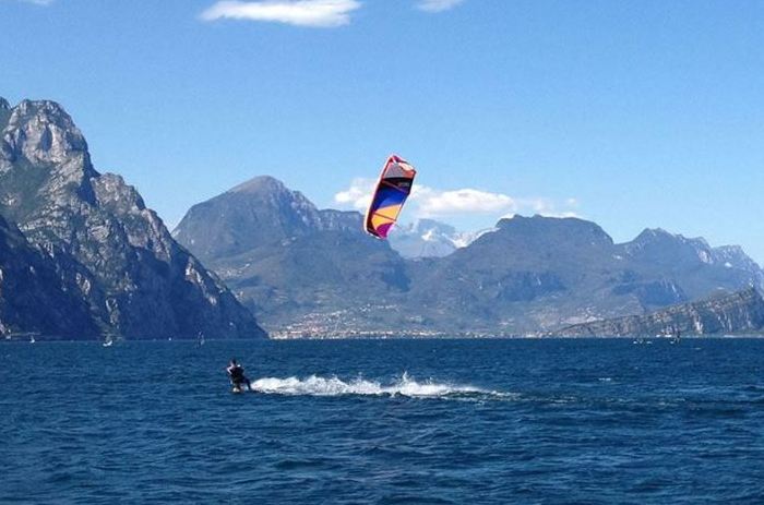 Vento forte sul lago, surfista e soccorritore in difficoltà: salvati