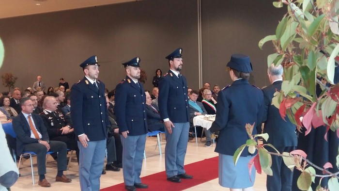 Il compleanno della polizia tra encomi e la medaglia d’oro alla Scientifica (foto)